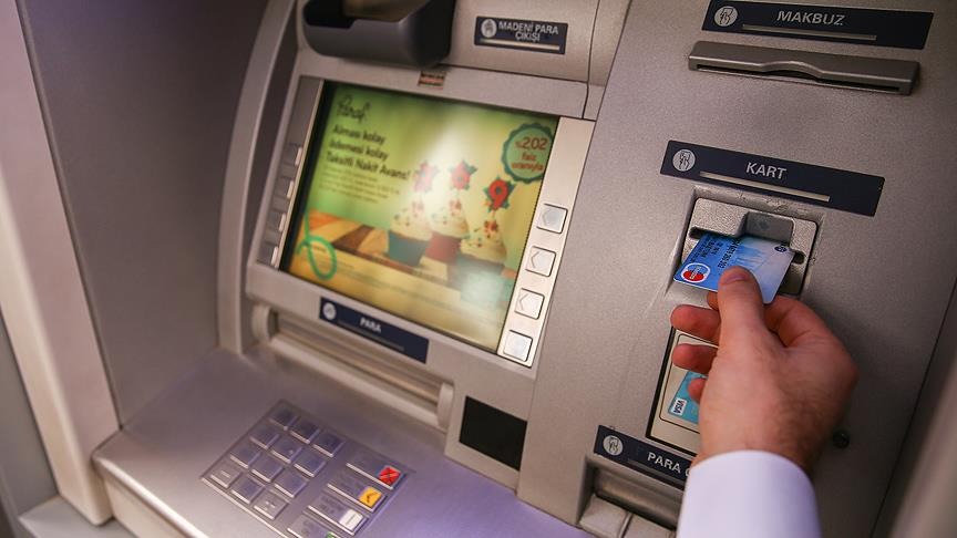 Yeni uygulamada, özellikle büyük ölçekli bankaların günlük ücretsiz para çekme limitlerini 20.000 TL’ye çıkarması bekleniyor. Daha küçük bankaların ise bu oranı 15.000 TL’ye yükselteceği tahmin ediliyor. Ancak, her bankanın kendi inisiyatifine bağlı olarak bu limitlerde farklılıklar gözlemlenebilir.
