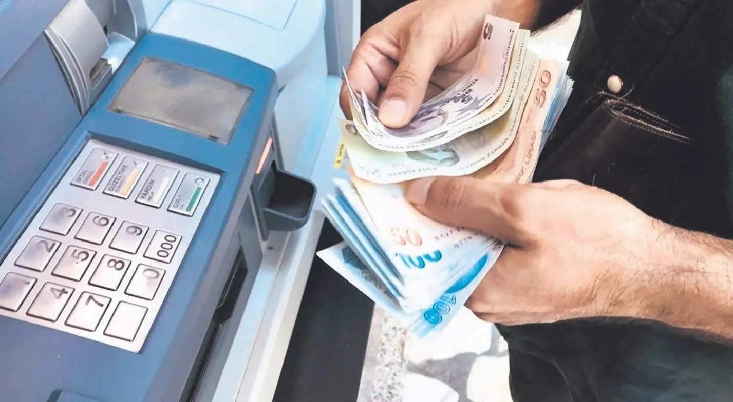 ATM PARA ÇEKME LİMİTLERİ ARTIYOR
Bankacılık sektörü, artan enflasyon ve Merkez Bankası’nın yeni banknot basmama kararı nedeniyle günlük para çekme limitlerini yükseltiyor. Halihazırda birçok banka, günlük para çekme limitlerini 10.000 TL ile 15.000 TL arasında sabitlemişti. Ancak bu limitlerin yeterli olmaması, bankaları yeni bir güncelleme yapmaya itti.
