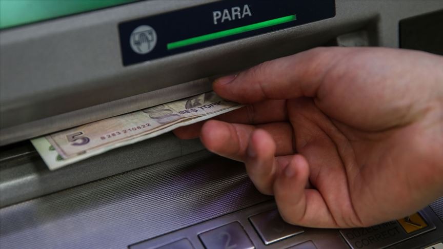 BANKNOT KULLANIMINDA DEĞİŞİKLİKLER
ATM’lerdeki en önemli sorunlardan biri de banknot tipi kullanımı oldu. Merkez Bankası’nın daha büyük nominal değerlere sahip banknotları tedavüle sokmamış olması, ATM’lerde yaşanan yoğunluğu artırdı. Bu nedenle birçok banka, 10 TL ve 20 TL’lik banknotları kullanımdan kaldırarak, yerine 200 TL’lik banknotlar koyuyor. Bazı ATM’lerde ise sadece 50 TL ve 100 TL’lik banknotlar kullanıma sunuluyor.
