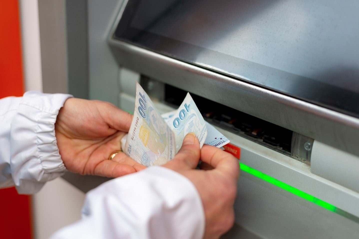 PARA ÇEKMEDE KOMİSYON ORANLARI YENİDEN DÜZENLENDİ
Belirlenen günlük para çekme limitlerinin aşılması durumunda uygulanan komisyon oranları da yeniden düzenlendi. Bazı bankalar, limit aşımlarında uyguladığı yüksek komisyon oranlarını düşürerek müşterilere daha esnek bir para çekme deneyimi sunmayı amaçlıyor.
