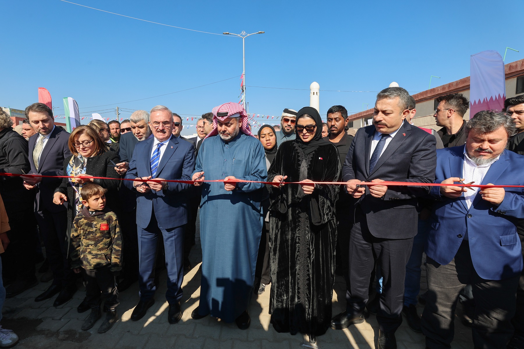 Başkan Şahi̇n, Katar Devlet Bakani Maryam Bi̇nt Ali̇ Nasser Al Mi̇snad İle Azez’de Umut Şehri̇’ni̇ Açti (2)