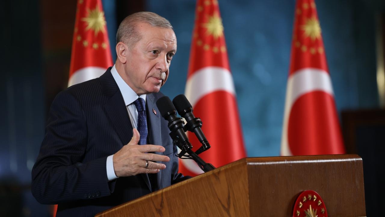 Bu destek, evlilik masraflarını karşılamakta zorlanan genç çiftler için önemli bir kolaylık sağlıyor. Erdoğan, bu fonun, aile yapısını güçlendirmenin yanı sıra gençlerin yuva kurma süreçlerinde maddi sıkıntılara çözüm olmayı hedeflediğini ifade etti.