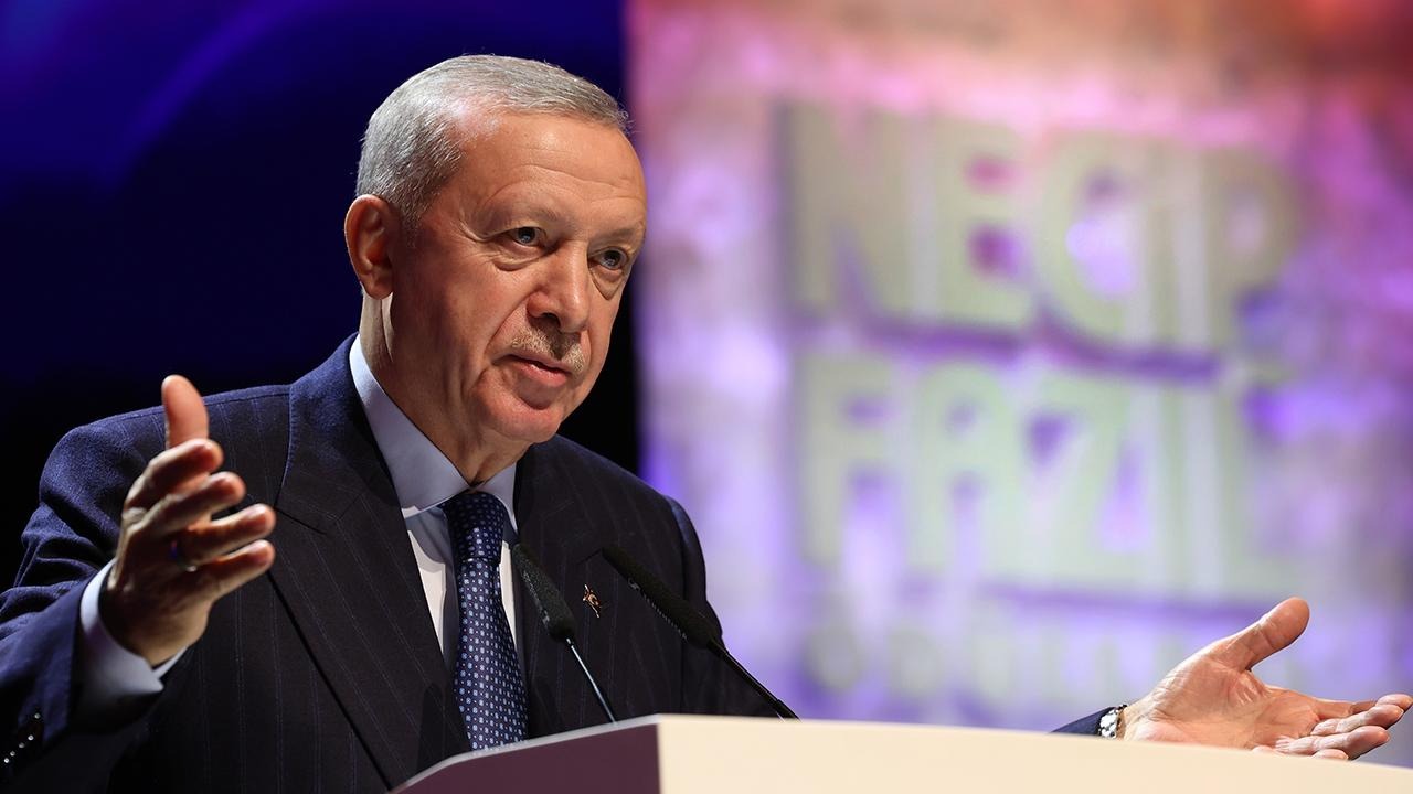 AİLE VE GENÇLİK FONU TÜM TÜRKİYE’DE HİZMETTE
Cumhurbaşkanı Erdoğan, seçim sürecinde vaat edilen Aile ve Gençlik Fonu’nun artık 81 ilde hayata geçirileceğini müjdeledi. Yeni evlenen çiftlere yönelik 48 ay vadeli ve 2 yıl geri ödemesiz 150 bin liralık faizsiz kredi desteğinin ülke genelinde uygulanacağını belirten Erdoğan, "Bu imkândan tüm gençlerimiz faydalanabilecek. Başvurular bugünden itibaren alınmaya başlanacak" dedi.
