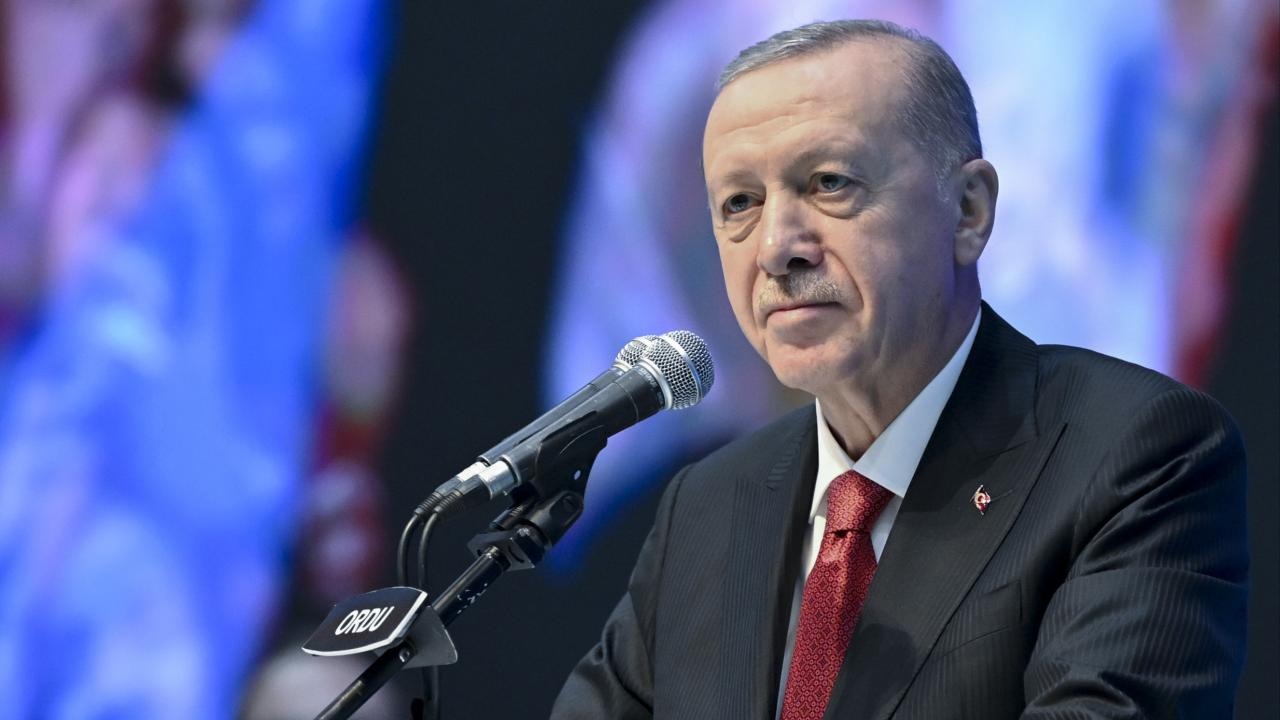 DOĞUM YARDIMI TUTARLARINDA ARTIŞ
Programda, çocuk sahibi olmayı teşvik eden yeni doğum yardımı rakamları da açıklandı. İlk çocuk için bir defaya mahsus 5 bin TL doğum yardımı yapılacağını açıklayan Cumhurbaşkanı Erdoğan, ikinci çocuk için her ay 1.500 TL, üçüncü ve sonraki çocuklar için ise her ay 5 bin TL destek sağlanacağını duyurdu. Erdoğan, bu yardımların herhangi bir şart olmaksızın annelerin hesaplarına düzenli olarak yatırılacağını belirtti.
