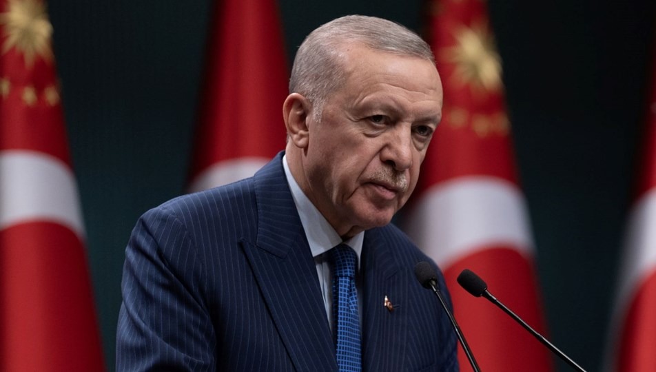 GENÇ ÇİFTLER İÇİN KONUT VE ÇALIŞMA İMKÂNLARI
Cumhurbaşkanı Erdoğan, ailelerin yaşam kalitesini artırmaya yönelik diğer projeler hakkında da bilgi verdi. Genç çiftlere özel konut destekleri sunulacağını ve çalışan anne-babalar için ücretsiz ya da düşük maliyetli çocuk bakım hizmetlerinin güçlendirileceğini belirtti. Ayrıca, kadınların iş ve aile hayatlarını dengelemelerini kolaylaştırmak adına esnek ve uzaktan çalışma modellerinin hayata geçirileceğini ifade etti.
