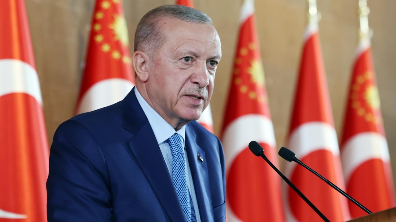 Bu düzenleme, doğurganlık oranlarının düşüşe geçtiği Türkiye’de, nüfus artış hızını yeniden dengelemeyi amaçlıyor. Cumhurbaşkanı, "2001 yılında 2.38 olan doğurganlık oranı bugün 1.51’e gerilemiştir. Nüfusun yenilenme düzeyinin 2.1 olduğu dikkate alındığında durumun ciddiyeti ortadadır" diyerek, alınan önlemlerin gerekliliğine dikkat çekti.