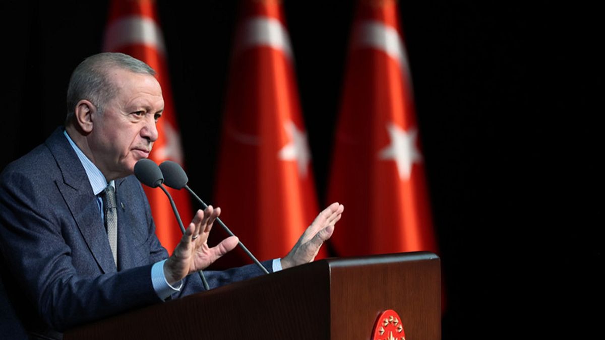 Erken dönemde yaşanan boşanmaların önlenmesi ve gençlerin yuva kurma süreçlerinin kolaylaştırılması gerektiğini belirten Cumhurbaşkanı, sosyal medya ve modern yaşam tarzlarının geleneksel aile yapısını tehdit ettiğini ifade ederek gençlere destek çağrısında bulundu.