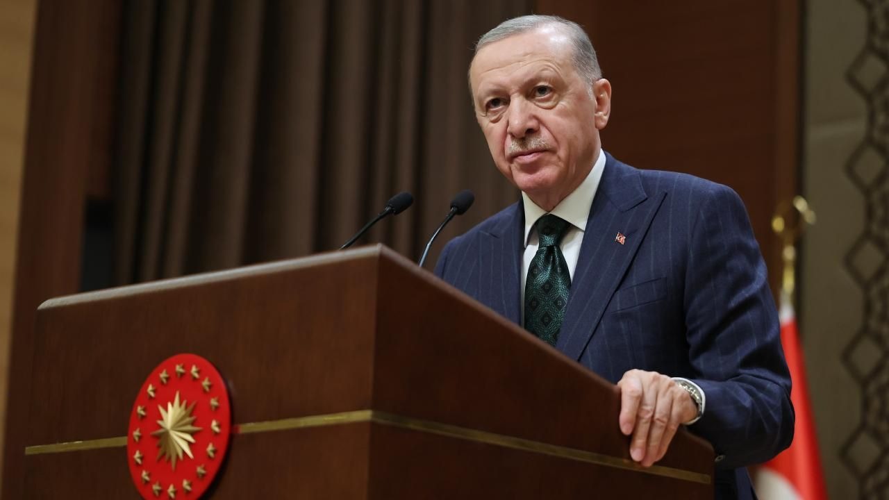 GENÇLERİN EVLENME ORANLARINA DESTEK
Türkiye’de evlenme oranlarının düşmesi ve boşanmaların artması, Cumhurbaşkanı Erdoğan’ın konuşmasında ele aldığı bir diğer önemli konu oldu. "Evlenme yaşı kadınlarda 26’ya, erkeklerde 28’e yükselmiş durumda. İlk anne olma yaşı ise 29’u aşmış vaziyette" diyen Erdoğan, gençlerin karşılaştığı maddi ve manevi zorluklara dikkat çekti.
