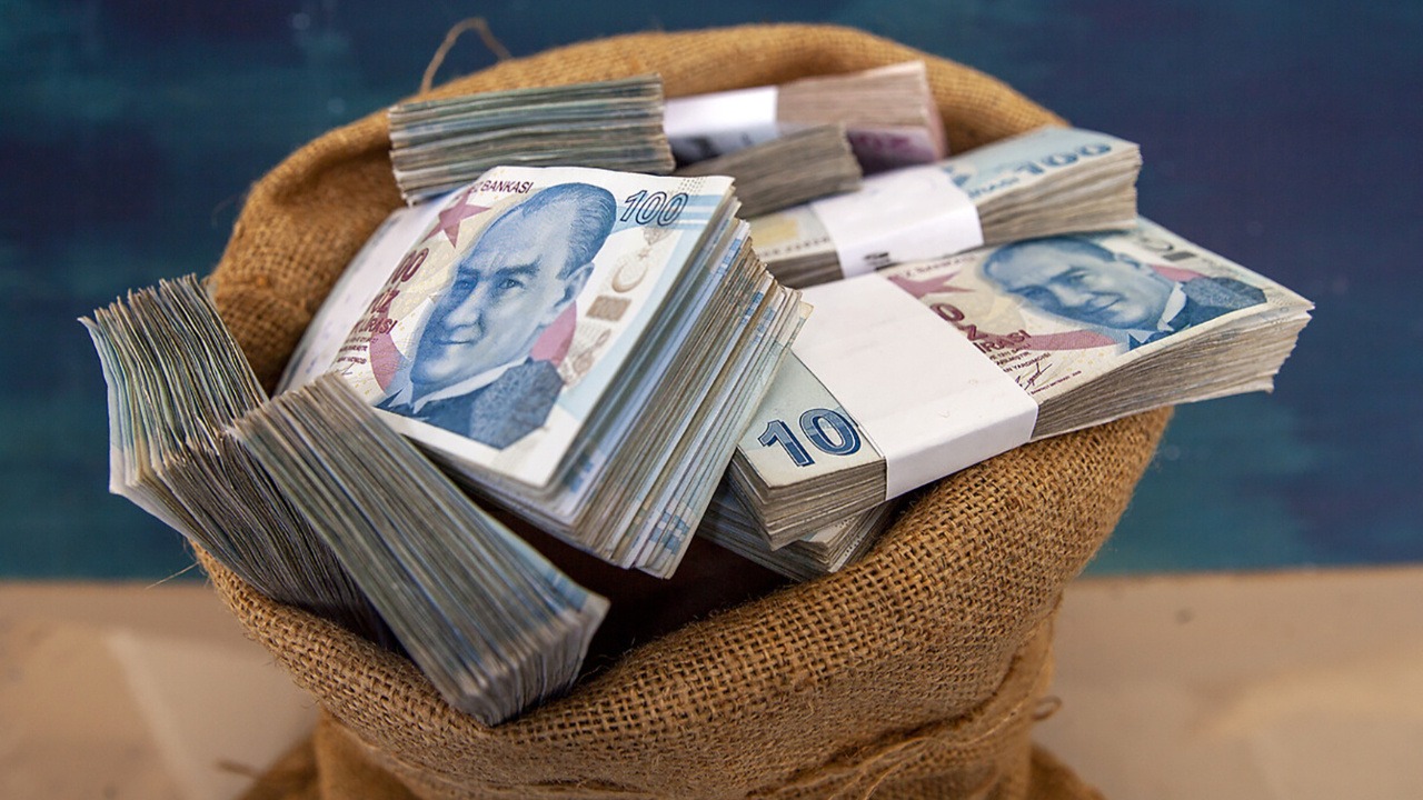 DOLARİZASYONDA SON DURUM VE TL MEVDUATLARIN PAYI
Merkez Bankası’nın açıkladığı verilere göre, 3 Ocak haftası itibarıyla bankacılık sektörünün toplam mevduatı 19 trilyon 144 milyar TL’ye ulaştı. Bu miktarın 11 trilyon 746 milyar TL’si Türk Lirası mevduatlardan oluşuyor.
