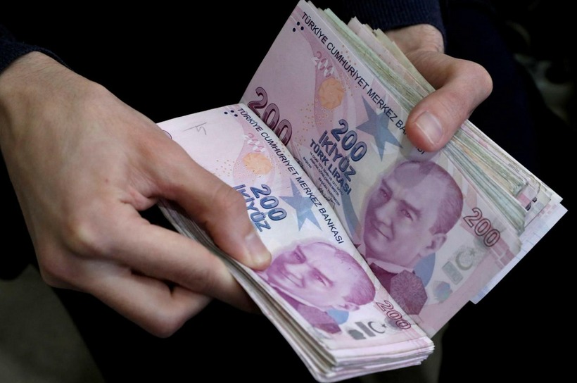 Türk Lirası mevduatlarının toplam içindeki payı yüzde 61,36 seviyesine yükselerek, son 8 yılın en düşük dolarizasyon oranını ortaya koydu. Bu durum, TL’nin cazibesinin arttığını ve yatırımcıların daha fazla Türk Lirası hesaplarını tercih ettiğini gösteriyor.