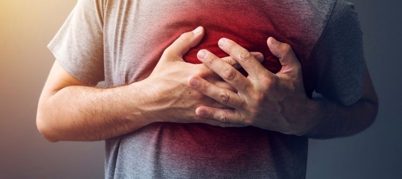 Stresin, aritmi üzerinde önemli bir etkisi olduğunu belirten Cömert, "Duygusal gerginlik veya ani heyecanlanma durumları, sağlıklı bireylerde bile kalp ritmini değiştirebilir," dedi.
