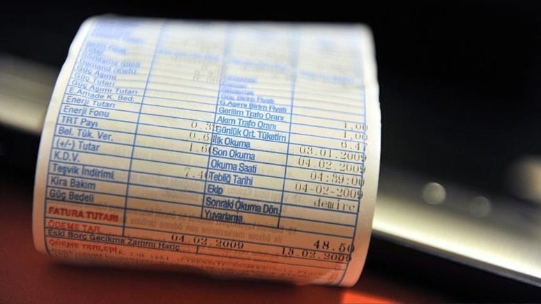 KAÇAK ELEKTRİKLE MÜCADELEDE TEKNOLOJİK YAKLAŞIMLAR
Kaçak elektrik kullanımını önlemek için de yeni yöntemler devreye alındı. Şebeke altyapılarına entegre edilen teknolojiler sayesinde, kaçak elektrik kullanımı uzaktan izlenip tespit edilebilecek. Ayrıca, sahada yapılan incelemelerin önünde engel olması durumunda, fotoğraf ve video kayıtlarıyla desteklenen bir süreç işletilecek.

