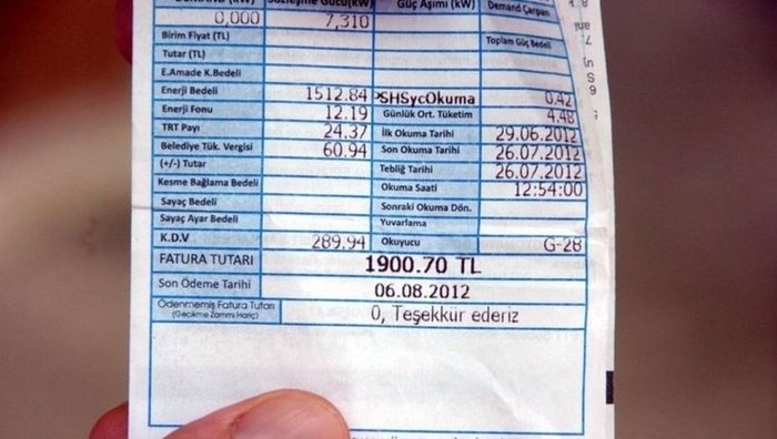 ELEKTRİK TÜKETİMİNE İLİŞKİN TANIMLAR DEĞİŞTİ
EPDK’nin yaptığı değişiklikler arasında, "tüketimi düşük" olarak adlandırılan serbest tüketicilere yönelik düzenlemeler dikkat çekiyor. Önceden yıllık elektrik tüketimi 100 bin kilovatsaatin altında olan kullanıcılar bu kapsamda değerlendirilirken, yeni düzenlemeyle bu tanım yönetmelikten tamamen kaldırıldı. Bu adım, elektrik piyasasında daha kapsayıcı bir yaklaşım sunmayı hedefliyor.
