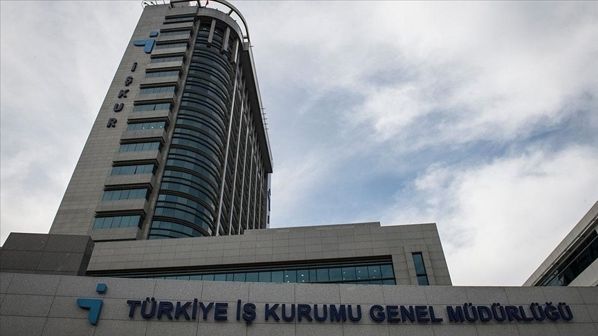 HANGİ MESLEK GRUPLARINDA PERSONEL ALIMI YAPILACAK?
İŞKUR’un güncel açık iş ilanlarına göre, geniş bir yelpazede personel alımı gerçekleştirilecek. İşe alımların yapılacağı bazı meslek grupları şunlardır:
Mağaza Müdürü ve Kasiyer: Perakende sektöründe görev almak isteyenler için büyük fırsatlar sunuluyor.
Makam Şoförü ve Sekreter: Büro işlerinde deneyimli kişiler için pozisyonlar mevcut.
Aşçı, Çaycı ve Pastacı Yardımcısı: Yiyecek ve içecek sektöründe çalışmak isteyenler için farklı pozisyonlar açıldı.
Elektrik Teknisyeni ve Ön Muhasebeci: Teknik becerilere sahip adaylar için iş imkanları sunuluyor.
Sosyal Medya Uzmanı ve Web Tasarımcısı: Dijital sektörlere yönelik alımlar da listede yer alıyor.
