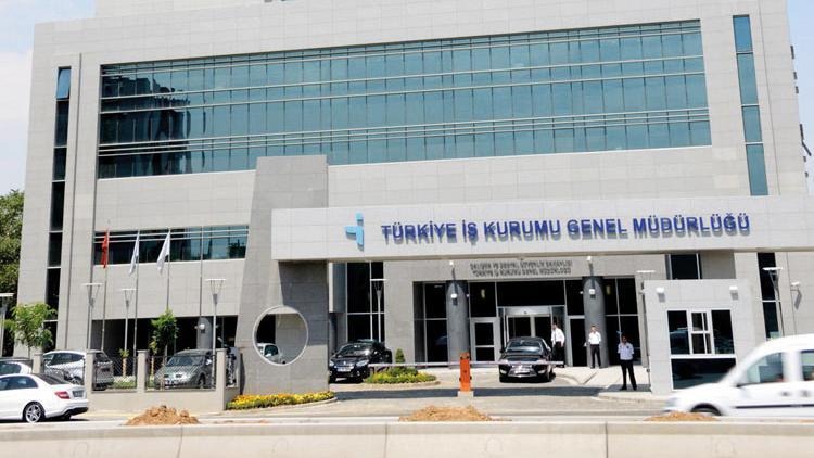 İŞ ARAYANLAR İÇİN BÜYÜK FIRSAT
İŞKUR’un sunduğu bu geniş çaplı personel alımı, iş arayanlar için büyük bir fırsat sunuyor. Özellikle beden işçisi, perakende elemanı, teknik personel gibi pozisyonlarda yoğun alımlar yapılacak olması, farklı meslek gruplarından kişilerin bu fırsattan yararlanabileceği anlamına geliyor.
İlanlar sürekli güncellendiğinden, İŞKUR’un resmi web sitesini düzenli olarak kontrol etmek ve başvuru sürecini yakından takip etmek büyük önem taşıyor.
