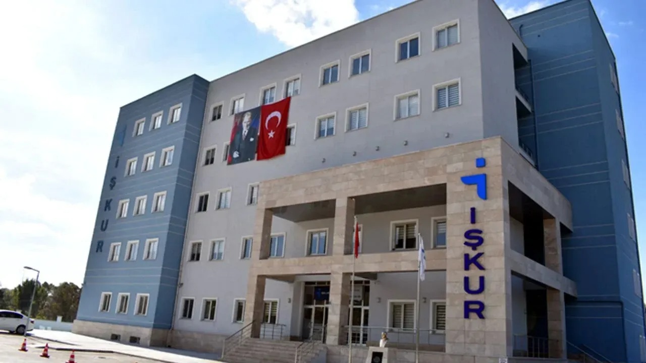 İŞKUR’un 75 bin 330 kişilik personel alımı, Türkiye genelinde işsizlik oranlarını düşürmek ve vatandaşlara istihdam sağlamak adına atılmış önemli bir adım. Adayların, başvuru sürecini dikkatle takip etmeleri ve ilan kriterlerine uygun pozisyonlara başvurmaları gerekiyor. Bu süreç, hem işverenler hem de iş arayanlar için önemli fırsatlar sunuyor.