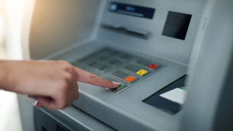 ŞİFRELERİNİZİ KARMAŞIKLAŞTIRIN
Tekrarlayan ve Eşik Rakamlar 1111, 2222 veya 9999 gibi tekrar eden rakamlar, kolay tahmin edilebilen şifreler arasında yer alır. Ayrıca, 1000, 5000 gibi yuvarlak rakamlar da dolandırıcıların deneyeceği ilk kombinasyonlardandır. Bu tür şifrelerden uzak durarak güvenliğinizi artırabilirsiniz.
