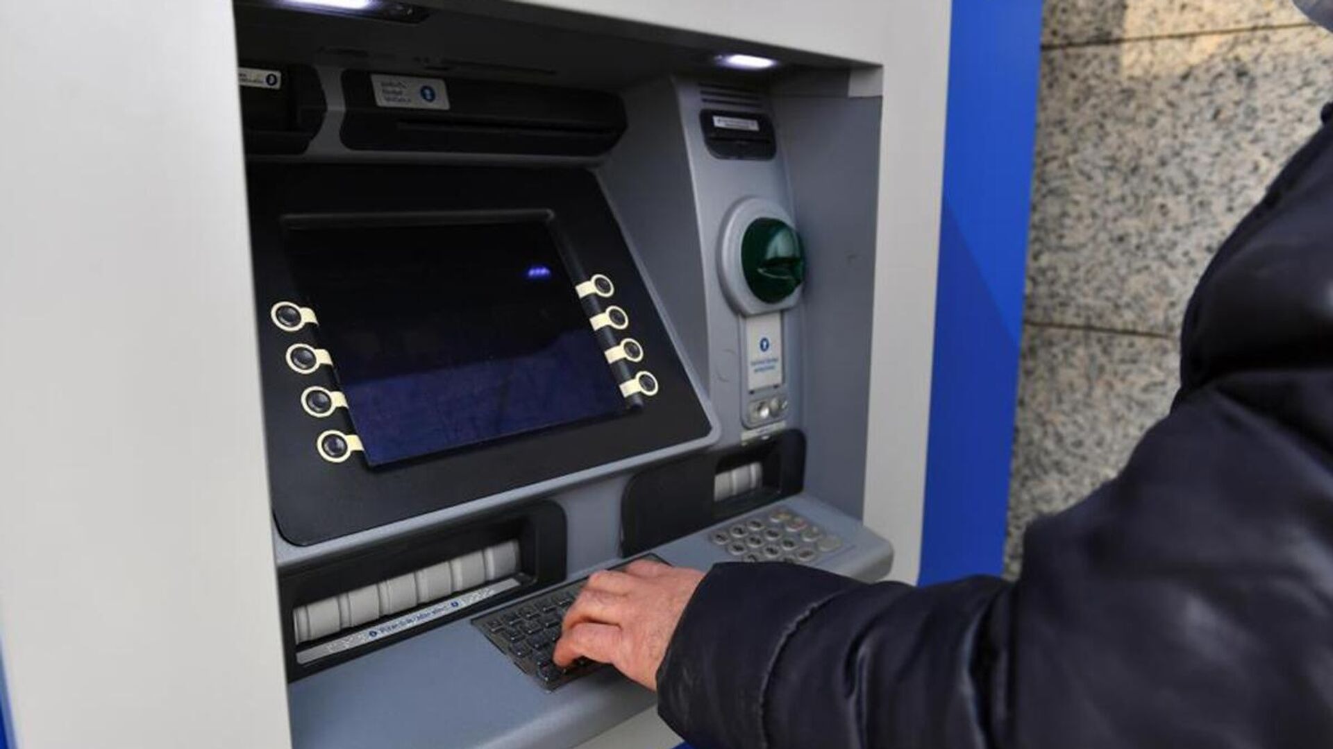 Popüler Kültürden Esinlenen Şifreler Sevdiğiniz dizilerin, filmlerin ya da karakterlerin adlarını şifre olarak kullanmak yaygın bir tercih olsa da güvenlik açısından zayıftır. Örneğin, 2010 (popüler bir yıl) veya bir karakterin adı, kolayca tahmin edilebilir ve sizi risk altına sokabilir.