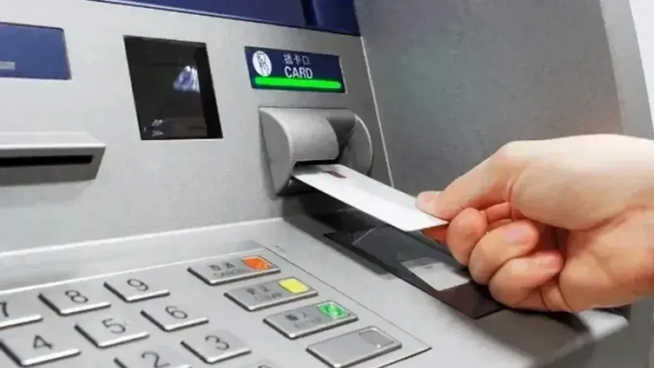 Farklı Hesaplar İçin Farklı Şifreler Kullanın Tüm finansal hesaplarınız için aynı şifreyi kullanmak, tek bir güvenlik ihlaliyle tüm hesaplarınızı riske atabilir. Her hesap için farklı ve benzersiz şifreler belirlemek, güvenliğinizi artırır.