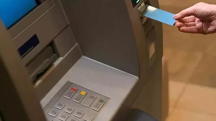 ŞİFRE GÜVENLİĞİNİZİ ARTIRMAK İÇİN DÜZENLİ ÖNLEMLER
Şifrelerinizi Düzenli Olarak Değiştirin ATM şifrenizin güvenliği, yalnızca karmaşıklığına değil, aynı zamanda kullanım süresine de bağlıdır. Şifrenizi belirli aralıklarla değiştirerek güvenlik risklerini en aza indirebilirsiniz. Daha önce kullandığınız bir şifreyi tekrar kullanmaktan kaçının.
