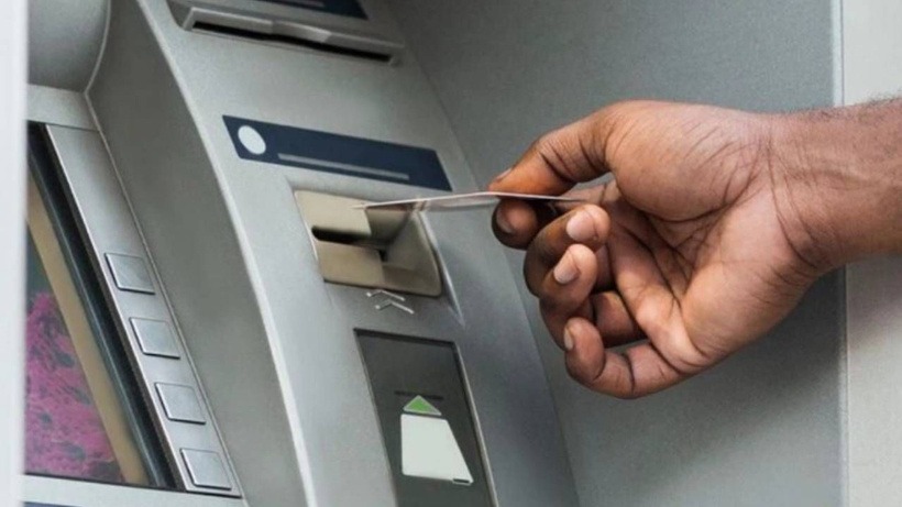 GÜVENLİĞİNİZİ ÖNCELİK HALİNE GETİRİN
ATM şifresi, yalnızca finansal bilgilerinizin değil, aynı zamanda kişisel verilerinizin de korunmasında kritik bir role sahiptir. Kolay tahmin edilebilecek şifrelerden kaçınarak ve düzenli önlemler alarak dolandırıcılara karşı önemli bir koruma sağlayabilirsiniz. Unutmayın, şifre güvenliği kişisel sorumluluk gerektirir ve küçük adımlarla büyük riskleri önlemek mümkündür.
