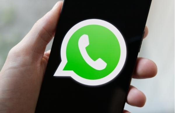 GÜNCELLEME NEDENİYLE WHATSAPP DESTEĞİ SONLANIYOR
180’den fazla ülkede 2 milyarı aşkın kullanıcısı olan WhatsApp, düzenli olarak yaptığı güncellemelerle hem güvenlik hem de performans açısından kendini yeniliyor. Ancak bu yenilikler, bazı eski cihazların uygulamayı desteklememesine yol açıyor. Meta, 1 Şubat itibarıyla KaiOS işletim sistemine sahip telefonlarda WhatsApp desteğinin tamamen kaldırılacağını duyurdu. Bu işletim sistemine sahip cihazlar, artık yeni bir hesap oluşturamayacak veya mevcut hesaplara giriş yapamayacak.
