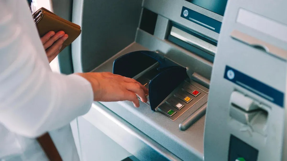 Geçen yıl boyunca enflasyon oranlarında görülen artışa rağmen, Türkiye Cumhuriyet Merkez Bankası (TCMB) piyasalardan gelen yeni banknot taleplerine kayıtsız kaldı. Bu durum, özellikle bireysel müşterilerin ATM’lerden para çekme işlemlerinde yaşanan sorunları artırdı. Bankalar, ocak ayında para çekme limitlerini değiştirmeme kararı alarak, QR kodlu işlemlere odaklanmaya başladı.