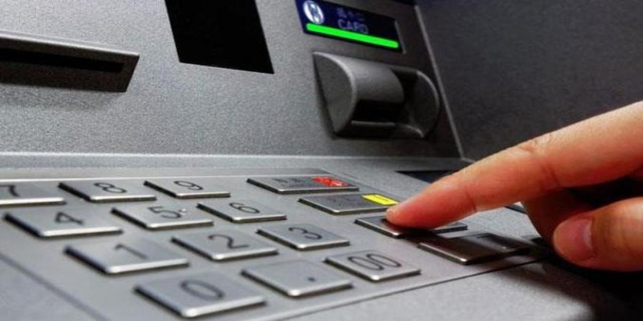 YÜKSEK ENFLASYON VE NAKİT SIKINTISI
Türkiye’de yüksek enflasyonun sürekliliği, ekonomi yönetiminin banknot basımını sınırlı tutma kararıyla birlikte nakit para dolaşımında önemli sıkıntılara neden oluyor. Banka ATM’lerinden para çekme ve yatırma işlemleri, çoğu bireysel müşteri için bir çileye dönüşürken, güncel ekonomik şartlar, vatandaşları dijital bankacılık uygulamalarına daha fazla yönlendiriyor.
