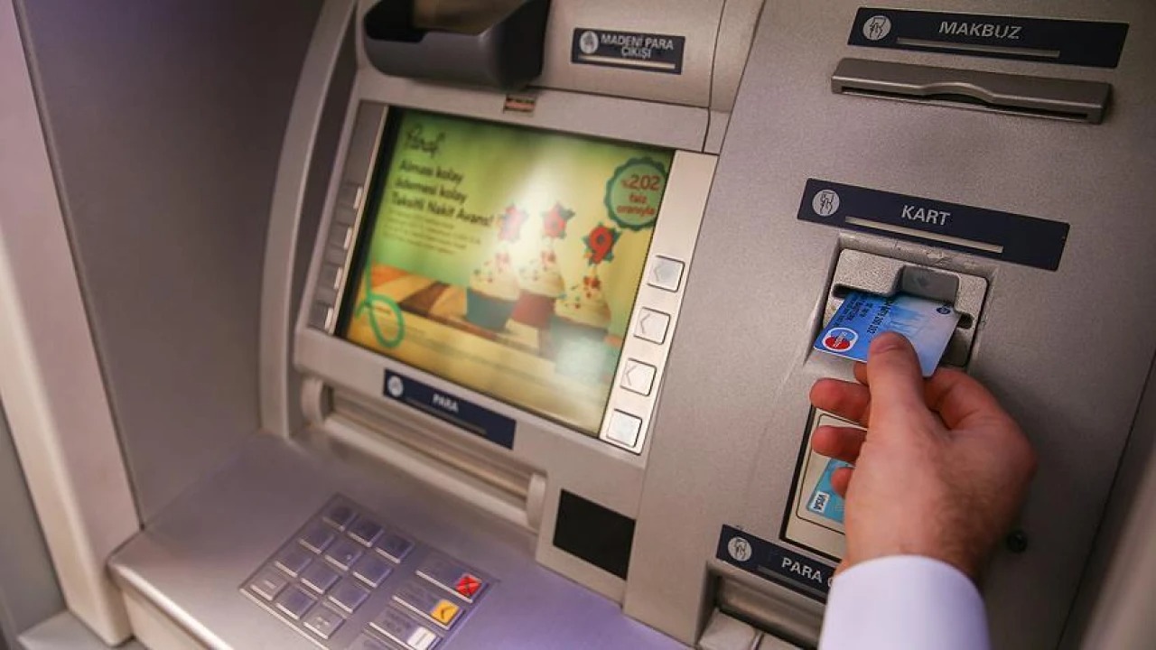 YAŞLI MÜŞTERİLER VE QR KULLANIMI
QR kodlu para çekme işlemleri, genç nesiller tarafından hızla benimsenmesine rağmen, yaşlı bireyler için karmaşık bulunuyor. Emekli müşteriler, bu teknolojiyi kullanmakta zorluk çekerken, genelde kartlı işlemleri tercih ediyor. Bu nedenle, bankalardan gelen yeni teknolojik düzenlemelerin yanı sıra kart işlemlerinde de limitlerin artırılması yönündeki talepler artmaya devam ediyor.
