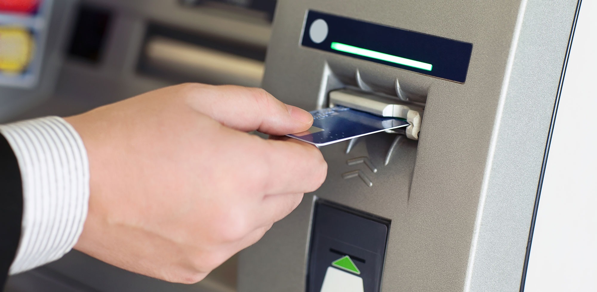 BANKA ATM'LERİNDE GÜNLÜK PARA ÇEKME LİMİTLERİ
Bankaların güncel uygulamalarında, QR kodlu işlemler için belirlenen limitler artırılırken, kartlı işlemler konusunda henüz bir değişiklik yapılmış değil. Vatandaşlar, QR kodlu işlemler sayesinde güvenli ve hızlı para çekim avantajından yararlanabiliyor olsa da, bu uygulama henüz tam anlamıyla yaygınlaşmadı.
