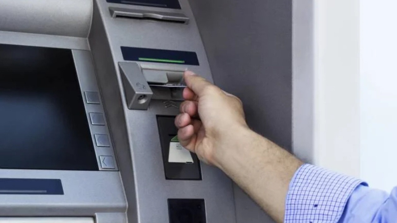 EKONOMİK SİSTEME UYUM VE GELECEK BEKLENTİLERİ
Bankaların limit artışı kararı, yüksek enflasyonun etkilerini hafifletmeyi amaçlasa da, nakit dolaşımındaki mevcut sıkıntıları tam anlamıyla gidermekten uzak görülüyor. Vatandaşların talebi, daha esnek ve kapsamlı bir para çekme politikası yönünde artmaya devam ediyor.
