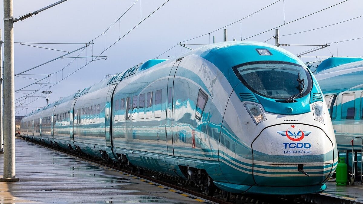 KARİYERİNİZİ TCDD'DE ŞEKİLLENDİRİN
TCDD, uzun yıllardır Türkiye’nin ulaşım ve lojistik sektörüne katkı sağlayan köklü bir kurum olarak dikkat çekiyor. Haydarpaşa Liman İşletme Müdürlüğü’nde görev alacak vinç operatörleri, TCDD’nin gelişen lojistik altyapısında önemli bir rol üstlenecek. Adaylar, hem iş güvenliği hem de mesleki gelişim açısından TCDD'nin sunduğu avantajlardan faydalanma fırsatı bulacak.
