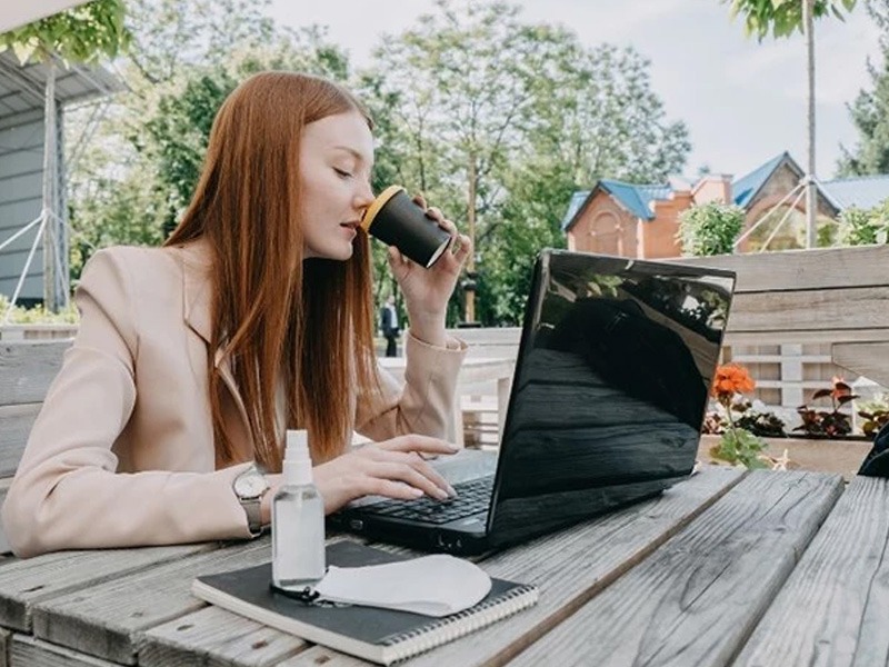 ESNEK MODEL KİŞİYE ÖZGÜ OLACAK
Yeni sistem, herkese aynı şartları sunmak yerine kişisel ihtiyaçlara uygun bir çalışma düzeni sunmayı hedefliyor. Esnek çalışma modelinin kapsamına tam gün çalışmayan, yarım gün çalışan ya da haftanın belirli günlerinde aktif olan bireyler dahil edilecek. Ayrıca kısa vadeli projelerde ve geçici işlerde çalışanlar da bu sisteme entegre edilecek.
