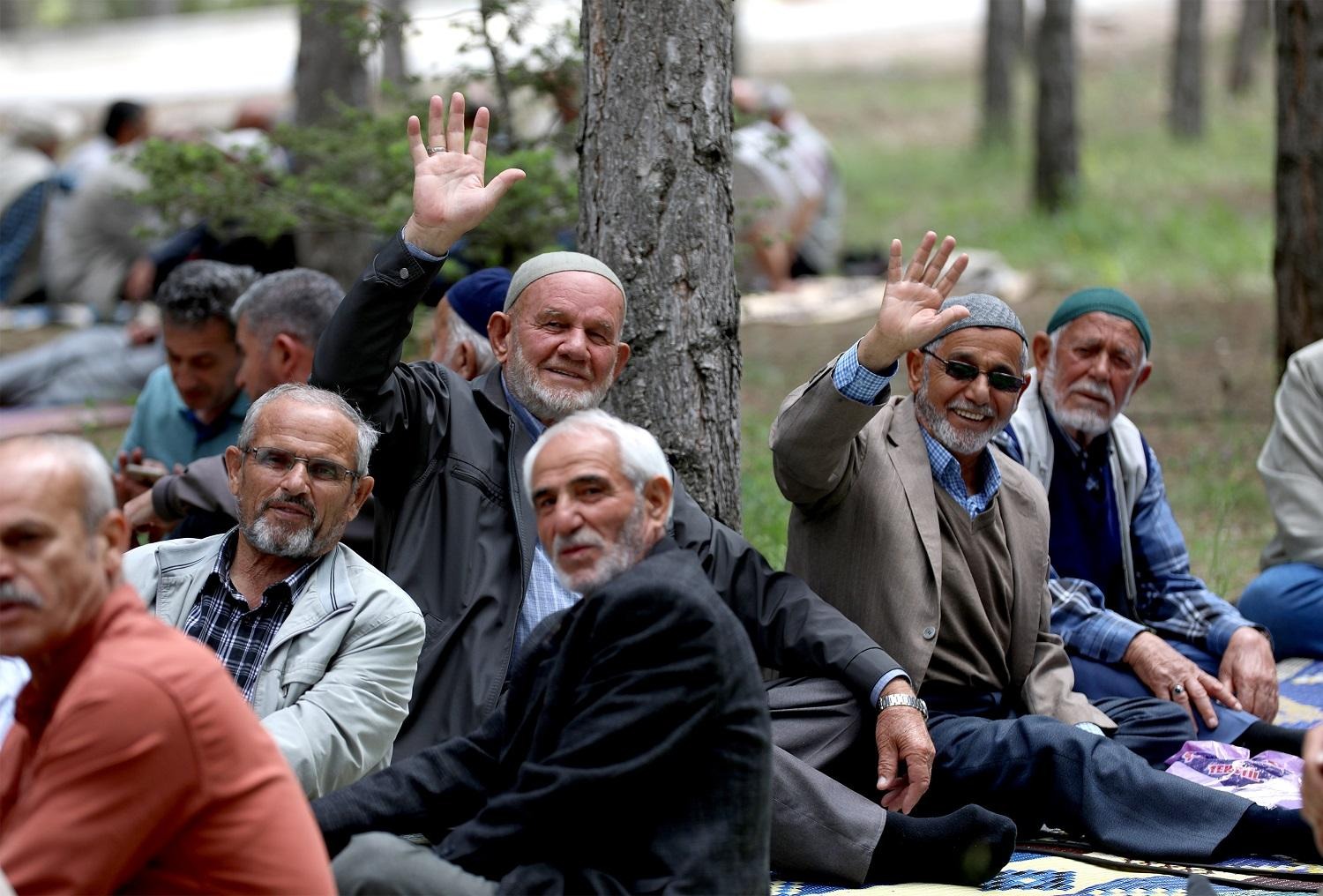 MAAŞLARDA YÜZDE 30’LUK KAYIP
SGK Uzmanı Özgür Erdursun, sosyal medya hesabından yaptığı paylaşımda, "Maalesef beklenen oldu. Emekli maaşlarında yüzde 30 kayıp gerçekleşti" ifadelerine yer verdi. Erdursun, enflasyonun düşümeye devam etmesi halinde benzer kayıpların gelecek yıllarda da yaşanabileceğini belirtti ve bu sorunun çözümünün intibak düzenlemesiyle mümkün olabileceğini vurguladı.
