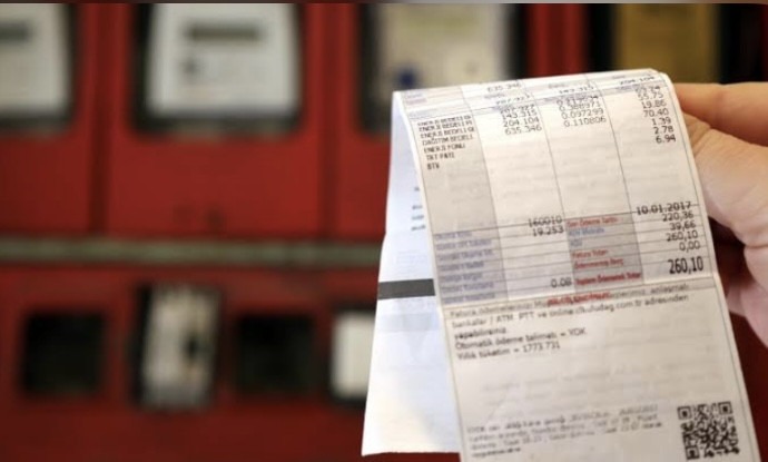 YÜKSEK TÜKETİM YAPANLAR DÜZENLEMEDEN NASIL ETKİLENECEK?
Yeni tarife sistemine göre, aylık elektrik tüketimi 417 kWh’ı geçen aboneler, elektrik hizmetini daha yüksek birim fiyatlarla alacak. Bu grup, toplam abonelerin sadece yüzde 3’ünü oluşturuyor ve yaklaşık 1.2 milyon haneyi kapsıyor. Diğer yüzde 97 ise mevcut tarifelerden yararlanmaya devam edecek ve faturalarında bir değişiklik olmayacak.
