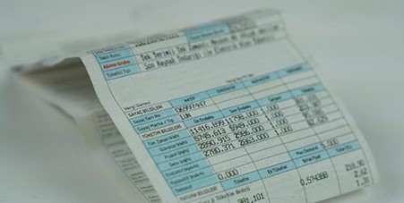 YENİ TARİFE KİMLER İÇİN GEÇERLİ OLACAK?
Düzenleme, yüksek elektrik tksek elektrik t\u00fketimi yapan meskenler ve ticarethaneler için uygulanacak. Şu anki sisteme göre, aylık elektrik faturaları 1.050 TL’nin üzerinde olan mesken aboneleri ve 5.000 TL’nin üzerinde elektrik harcaması yapan ticarethaneler, yeni tarife kapsamında daha yüksek ödeme yapacak. Örneğin, 1.050 TL olan bir elektrik faturasi, yeni sistemle birlikte 2.000 TL’ye kadar çıkabilir.
