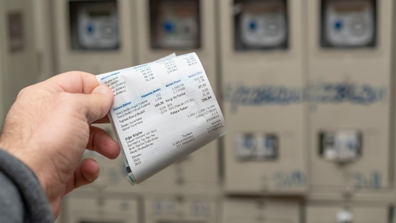MEVSİMSEL TÜKETİMLER VE YILLIK ORTALAMALAR
Yıllık toplam tüketim 5.000 kWh’ı geçen aboneler, yeni düzenlemeden daha fazla etkilenebilir. Bu durum, yaz aylarında klima kullanımı gibi yüksek enerji harcamasına yol açan dönemlerde tüketimin artmasıyla faturaların daha da yüksek gelmesine neden olabilir. Abonelerin mevsimsel tüketimlerini gözden geçirerek enerji tasarrufu yöntemlerine yönelmesi tavsiye ediliyor.
