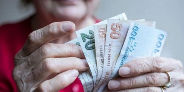 EMEKLİLERE YÖNELİK DİĞER DÜZENLEMELER
Kanun teklifi, yalnızca maaş artışlarını değil, aynı zamanda ekonomik destekleri de içeriyor. Özellikle geçmiş dönemlerde yapılan maaş artışlarının bu yıl TÜFE oranına uygun şekilde güncellendiği belirtildi. Bakan Işıkhan, daha önce 12.500 TL olarak belirlenen en düşük maaşın yeniden düzenlenmesi gerektiğini ve bu doğrultuda kanuni adımlar atıldığını vurguladı.
