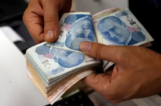 Türkiye Cumhuriyet Merkez Bankası’nın faiz politikaları ve stopaj oranlarına yönelik iddialar, ekonomide yeni bir dönemin işaretlerini veriyor. Mevduat faiz oranlarındaki düşüş ve stopaj artışı beklentileri, yatırımcıların getiri hesaplamalarını yeniden değerlendirmesine yol açabilir. Konuyla ilgili resmi açıklamaların yapılması, piyasalarda belirsizliğin azalmasına katkı sağlayacaktır.