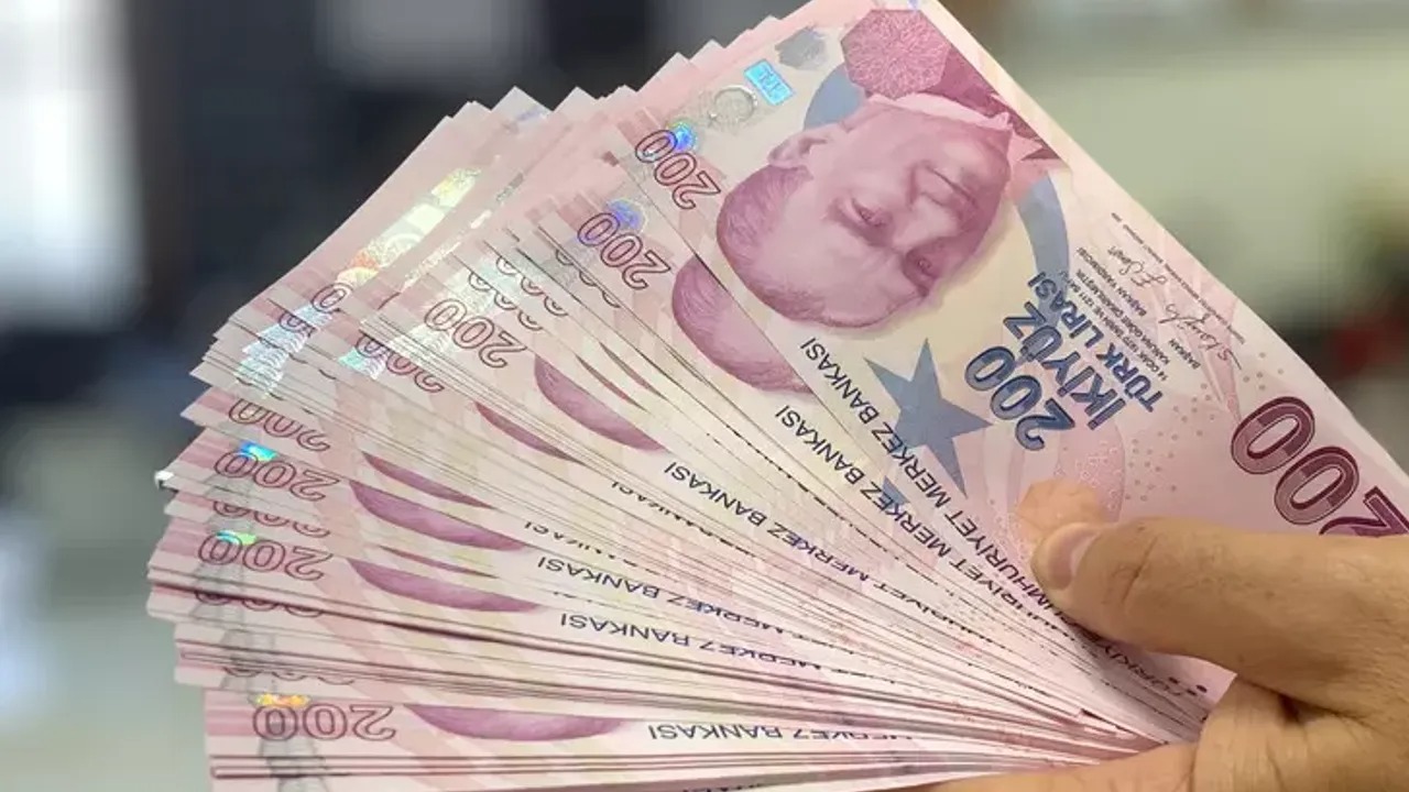 FAİZ İNDİRİMİNİN MEVDUAT FAİZLERİNE ETKİSİ
Merkez Bankası’nın faiz indirim kararının ardından bankaların mevduat faiz oranlarında da düşüşler gözlemlendi. Önceki dönemde yüzde 50 seviyelerinde seyreden mevduat faizleri, yüzde 47-48 bandına kadar geriledi. Buna rağmen, yatırımcıların mevduata olan ilgisinin azalmadığı ve hesaplarını koruma eğiliminde oldukları görülüyor. Faiz oranlarındaki bu düşüş, yatırımcıların getiri beklentilerini yeniden şekillendiriyor.
