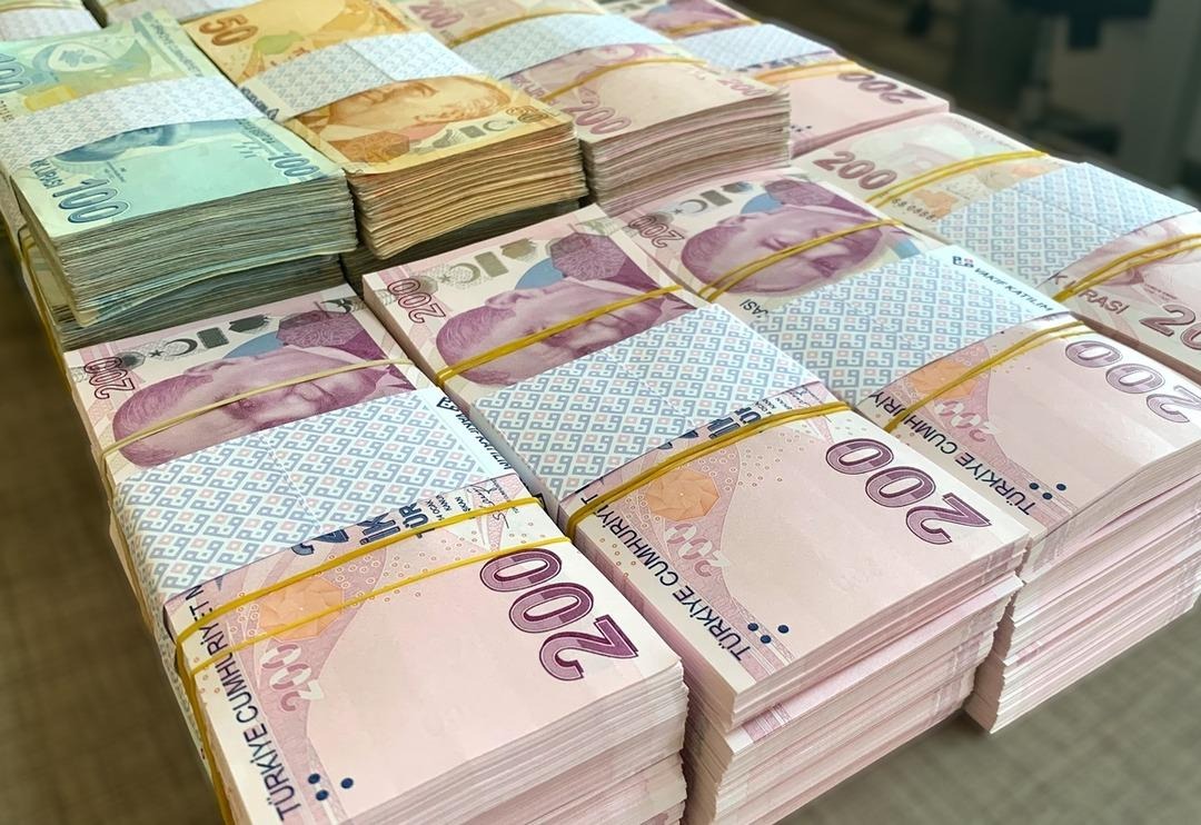 BANKALARIN FAİZ POLİTİKALARI VE RAPORLAR
Merkez Bankası tarafından yayımlanan bir raporda, bankaların mevduat faiz oranlarındaki farklılıklar ele alındı. Rapora göre, küçük tutarlı mevduatlara uygulanan faiz oranlarının, yüksek tutarlı mevduatlara kıyasla daha düşük olduğu belirtiliyor. Bu farkın, özellikle sıkı para politikalarının uygulandığı dönemlerde daha da belirgin hale geldiği ifade ediliyor. Bankaların büyüklüğü, likidite durumu ve mevduatın vade süresi gibi faktörler de faiz oranlarında farklılaşmaya yol açıyor.
