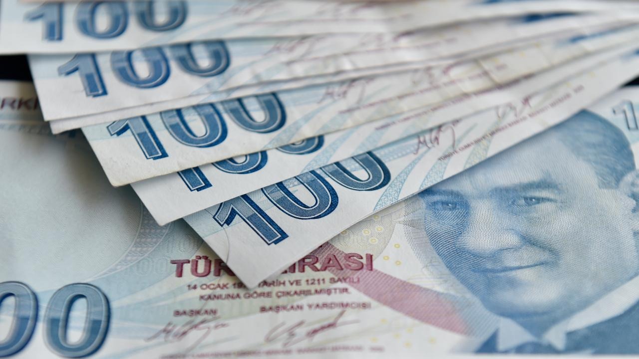 STOPAJ ORANLARINDA DEĞİŞİKLİK BEKLENTİSİ
Gündemde yer alan iddialara göre, mevduat stopaj oranlarında artış yapılabileceği konuşuluyor. 31 Ocak 2025 tarihinde yürürlüğe girmesi beklenen düzenleme ile 6 aya kadar vadeli mevduatlarda uygulanan stopaj oranının yüzde 10’dan yüzde 15’e çıkarılacağı öne sürülüyor. Stopaj oranlarındaki olası artış, yatırımcıların mevduat gelirlerini doğrudan etkileyeceği için bu durum yakından takip ediliyor. Ekonomim’in haberine göre, düzenleme, daha uzun vadeli mevduatlar için de benzer bir artışı beraberinde getirebilir.
