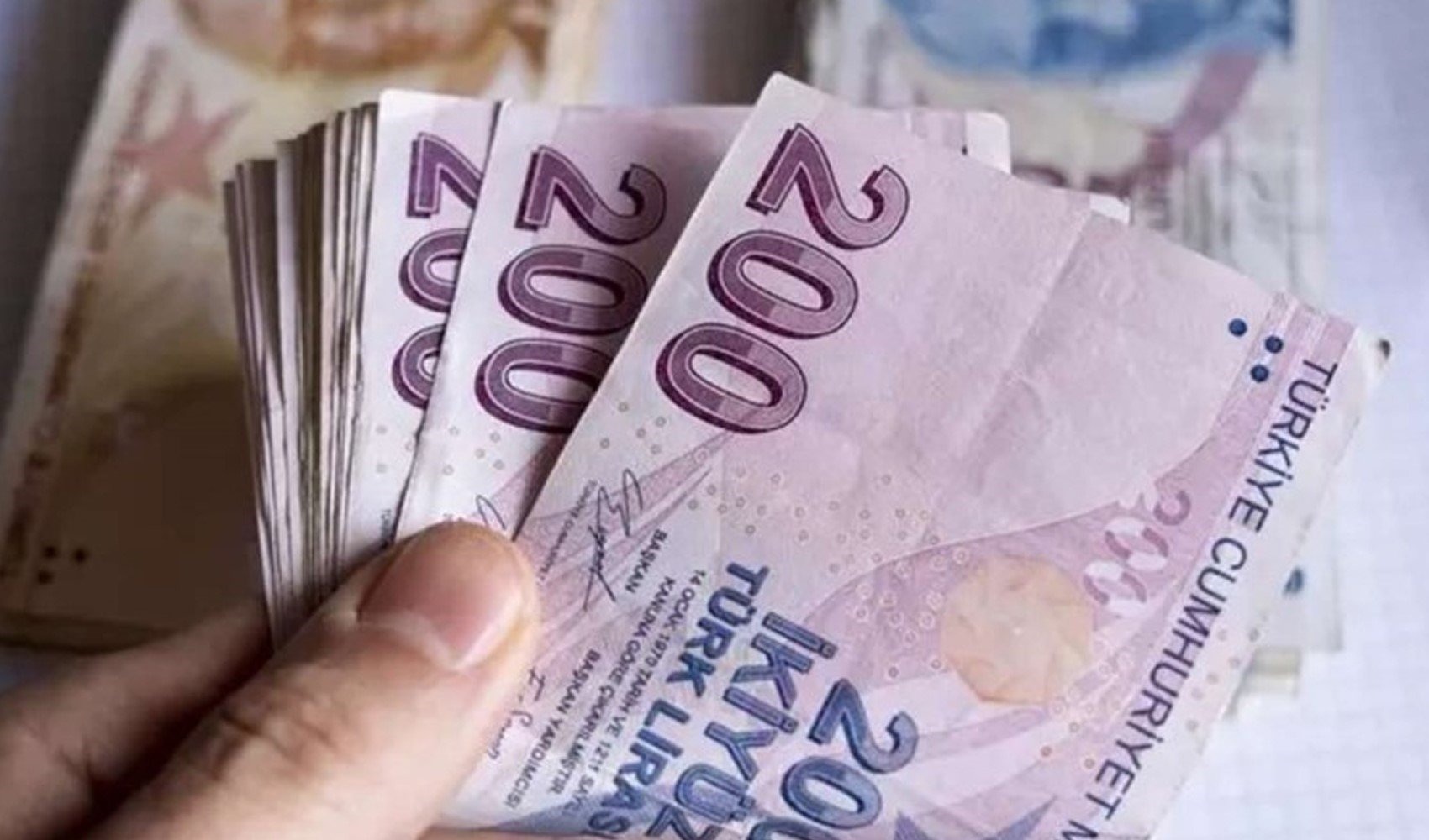 TÜRK LİRASI’NA GEÇİŞ STRATEJİSİNİN ETKİLERİ
2022 yılının son çeyreğinden itibaren uygulanan Türk Lirası’na geçiş politikaları, bankaların mevduat faiz oranlarındaki politikalarını yeniden şekillendirdi. Merkez Bankası’nın hazırladığı rapor, bu geçiş sürecinin yatırımcılar üzerindeki etkilerini gözler önüne seriyor. Raporda, bankaların yüksek tutarlı mevduatları önceliklendirdiği ve bu durumun faiz oranlarına yansıdığına dikkat çekiliyor.
