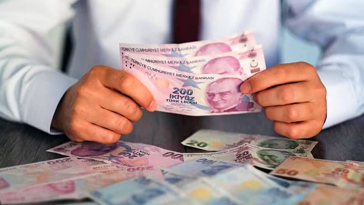 Güçlü parolalar kullanın: Parolalarınızı düzenli olarak değiştirin ve her hesap için farklı bir parola belirleyin.