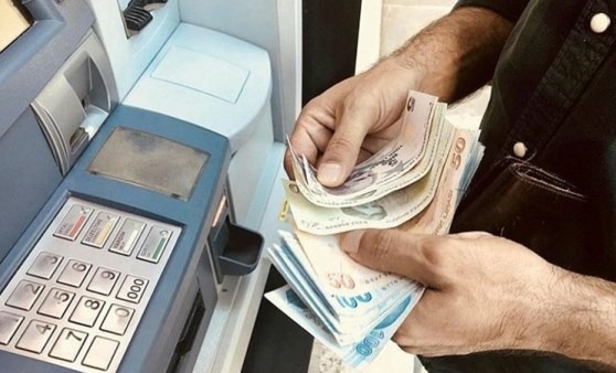 Bankalardan geliyormuş gibi görünen sahte mesajlar, kullanıcıların hesaplarını ve finansal bilgilerini tehlikeye atabilir. Bu nedenle dikkatli olmak, şüpheli durumlarda bankanızın resmi kanallarıyla iletişime geçmek hayati önem taşır. Unutmayın, güvenliğinizi sağlamak için dolandırıcılara karşı her zaman tetikte olun.
