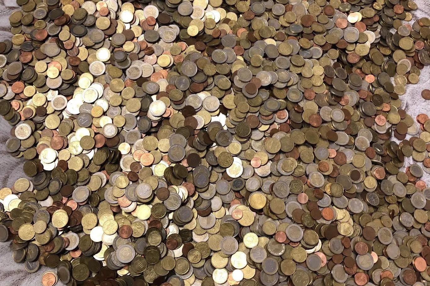 LORD KITCHENER 1. DÜNYA SAVAŞI YÜZYILI MADENİ PARASI
Bir diğer dikkat çeken koleksiyonluk madeni para ise 2014 model Lord Kitchener 1. Dünya Savaşı Yüzüncü Yıl Dönümü madeni parası. Bu paranın ön yüzünde, Kraliçe’nin büstünün altındaki "İki Pound" yazısının eksik olması, paranın değerini artırıyor. Bu yazı hatası nedeniyle, paranın fiyatı açık artırmalarda bin pounda kadar çıkabiliyor. Koleksiyoncular, hatalı basımları büyük bir özenle takip ederek, bu tür paraları yüksek fiyatlarla satın alabiliyorlar.
