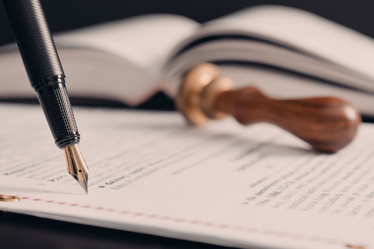 Evli ve çocuklu bir kişi vefat ettiğinde, miras öncelikle eşine ve çocuklarına kalır. Ancak, durum çocuğu olmayan ve eşi vefat etmiş ya da bekar olan kişiler için farklılık gösterebilir. Bu kişiler için mirasın paylaşım süreci daha karmaşık hale gelir.