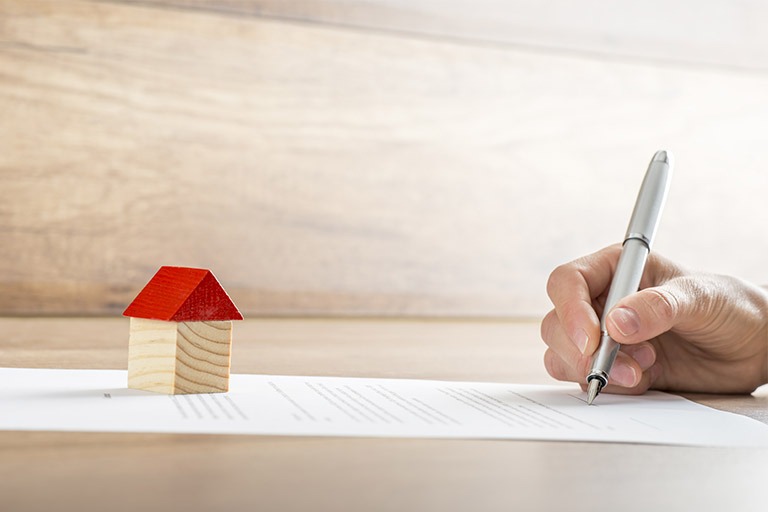 FAİZLER DÜŞERSE KONUT ALIMLARI ARTAR MI?
Uzmanlar, konut kredisi faiz oranlarının düşmesi halinde piyasada hareketlenme olacağını belirtiyor. Özellikle faizlerin yüzde 2’nin altına inmesi durumunda talebin artacağı öngörülüyor. Ancak şu anki seviyeler, vatandaşların krediye yönelmesini zorlaştırıyor. Barınma ihtiyacının temel bir gereksinim olduğunu belirten ekonomistler, faiz oranlarının makul seviyelere çekilmesinin hem konut piyasasını canlandıracağını hem de vatandaşların ev sahibi olmasını kolaylaştıracağını ifade ediyor.
