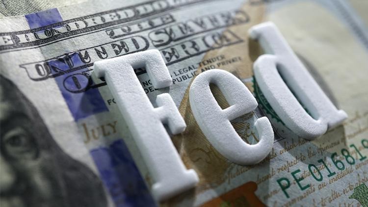 EKONOMİK BELİRSİZLİKLER FED'İN KARARLARINI ETKİLİYOR
Fed yetkilileri, faiz oranlarını sabit tutarak enflasyonu kontrol altında tutmayı ve Trump yönetiminin politikalarının ekonomi üzerindeki etkilerini daha net görmek istiyor. Özellikle, ticaret politikaları, vergi düzenlemeleri ve göç politikalarındaki değişiklikler ekonomide ciddi dalgalanmalara neden olabilir. Bu yüzden Fed, faiz oranlarını ani bir şekilde değiştirmek yerine, ekonominin seyrini daha dikkatli bir şekilde izlemeyi tercih edebilir.
