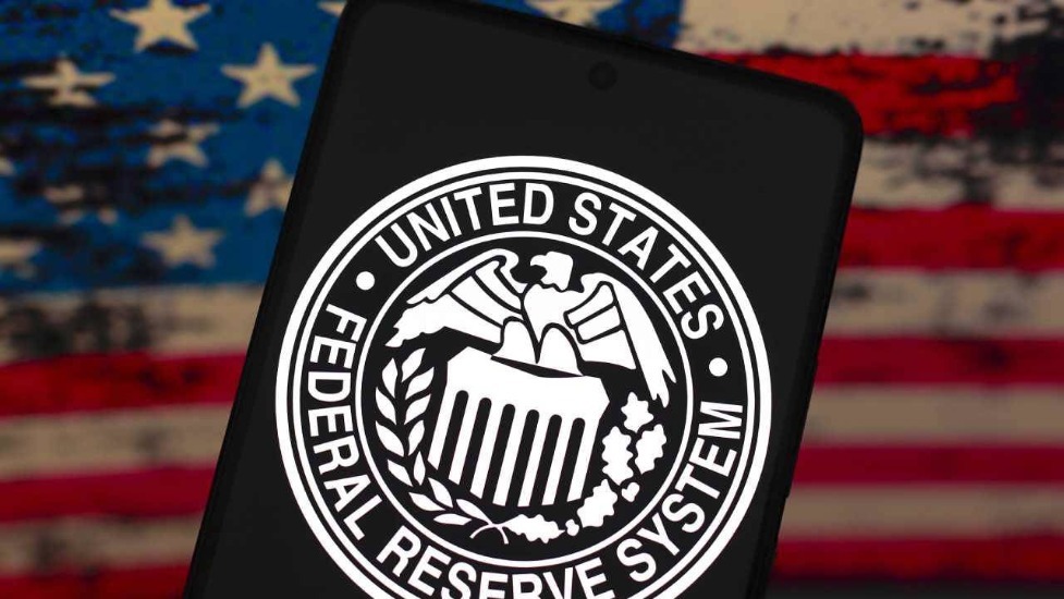 FED BAŞKANI POWELL’DAN PİYASALAR İÇİN KRİTİK MESAJLAR
Fed’in faiz kararının açıklanmasının ardından, Fed Başkanı Jerome Powell’ın düzenleyeceği basın toplantısı büyük bir önem taşıyor. Powell’ın açıklamalarında, faiz oranlarının gelecekte nasıl şekilleneceğine yönelik ipuçları vermesi bekleniyor. Özellikle yatırımcılar, Powell’ın nötr faiz oranı hakkında yapacağı değerlendirmeleri dikkatle takip edecek. Ekonomistler, Fed’in faiz indirimlerini sınırlı tutabileceği ve gelecekteki kesintilerin daha az olabileceği konusunda görüş birliği içinde.
